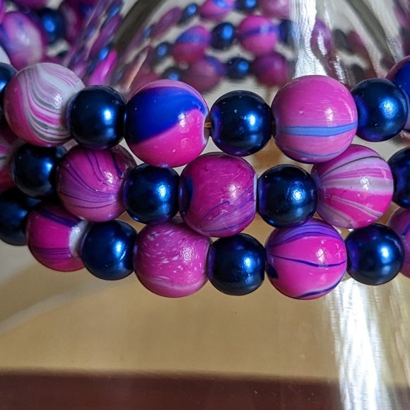 Purple and blue memory wire bracelet with gold finishing charms - Picture 3 of 3